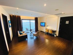 un salon avec un canapé et une table dans l'établissement The Sapphire Residence - AloTrip Homes, à Hạ Long 3 autres photos