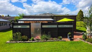 Taman di luar Ferienhaus Emden