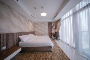 Una cama o camas en una habitación de Amazing Burj Khalifa Views with Highest Infinity pool 64 fotos más