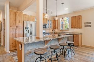 Nhà bếp/bếp nhỏ tại Trailhead 324 Shared Hot Tub, Pool, Private Balcony, and Grill