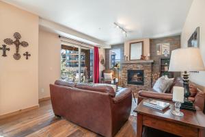 Khu vực ghế ngồi tại Trailhead 324 Shared Hot Tub, Pool, Private Balcony, and Grill