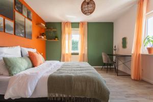 Postel nebo postele na pokoji v ubytování Das orange Haus in der Nähe Frankfurt