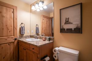 Phòng tắm tại Trailhead 324 Shared Hot Tub, Pool, Private Balcony, and Grill +46 ảnh