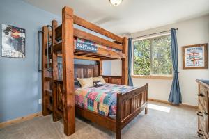 Giường trong phòng chung tại Trailhead 324 Shared Hot Tub, Pool, Private Balcony, and Grill