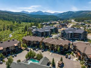 Cảnh núi rừng hoặc tầm nhìn ra núi từ căn hộ