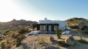 a house in the middle of the desert at Aquarius By The Cohost Company in Yucca Valley