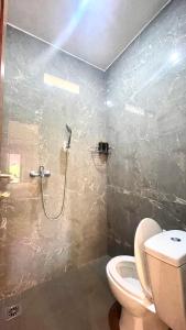 パヤンガンにあるTegala Homeのシャワーとトイレ付きのバスルーム