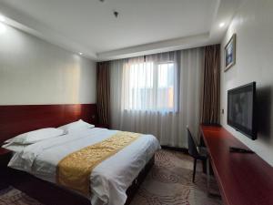 北京北京京华饭店的一间有床和窗户的酒店房间