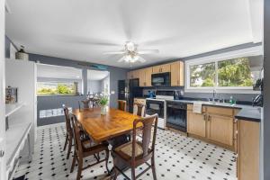 Kuchyň nebo kuchyňský kout v ubytování Vineyard View Farmhouse Fire Pit Game Room