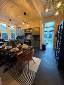 Køkken eller tekøkken på Stylish, Spacious City Hideaway - Sleeps up to 9