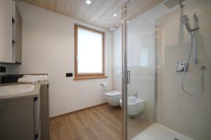 トレントにあるAlaska House - Yukon Roomのシャワー、トイレ、洗面台を備えたバスルーム +53枚の写真