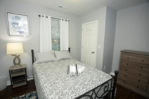 Fisher ParkにあるComfy 3BD-2BA Near Colleges,Tanger, Coliseumのベッドルーム1室(テーブル付)