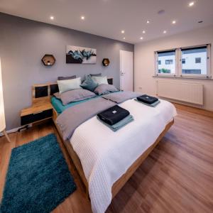 Katil atau katil-katil dalam bilik di Serviced-Apartment mit Büro-Setup