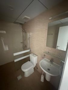 Billede fra billedgalleriet på Sea and lake view apartment i Muscat + 2 billeder