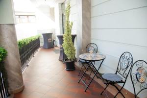 a patio with two chairs and a table and chairs at Pensiunea Paradis in Râmnicu Vâlcea