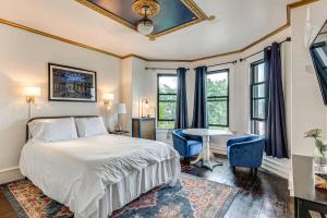 Ένα ή περισσότερα κρεβάτια σε δωμάτιο στο A Retreat in an Historic Estate with Modern Comforts
