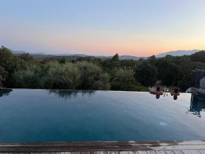 Bassein majutusasutuses Villa, Piscine, Spa, Billiard et Terrain de pétanque või selle lähedal