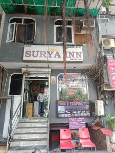 un homme debout dans l'embrasure de la porte d'une auberge sunna dans l'établissement SURYA INN -- 05 Minutes Walk Nizamuddin Railway Station, à New Delhi