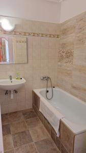 Ένα μπάνιο στο Margit Apartman +17 φωτογραφίες