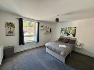 Ruang duduk di Immaculate whole house Sleeps 4