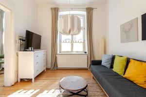ein Wohnzimmer mit Sofa und Fernseher in der Unterkunft Sustainable Living - Haus Frieda in Bonn