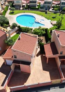 eine Luftaufnahme eines Gebäudes mit einem Swimmingpool in der Unterkunft Villa Almendros in Peñíscola