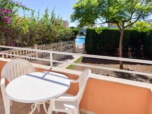 ein weißer Tisch und Stühle auf einem Balkon in der Unterkunft Villa Almendros in Peñíscola + 16 Fotos