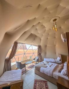 Ένα ή περισσότερα κρεβάτια σε δωμάτιο στο WADI RUM TARA lUXURY CAMP