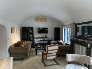 ChotranaにあるPerle de la Soukraのソファと椅子とテーブルのあるリビングルーム