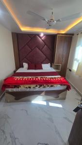 Una cama o camas en una habitación de Hotel Shri Ram Palace 2 fotos más