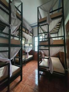 Ένα ή περισσότερα κρεβάτια σε δωμάτιο στο Fip's Inn Hostel Thakhek +4 φωτογραφίες