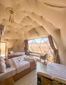 Postel nebo postele na pokoji v ubytování WADI RUM TARA lUXURY CAMP