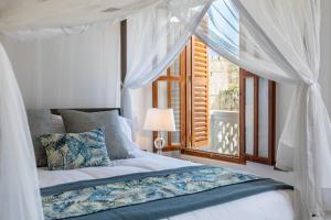 桑给巴尔Fort View Luxury Accommodation的一间卧室，床位于窗前