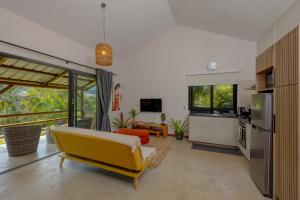 Μια τηλεόραση ή/και κέντρο ψυχαγωγίας στο Tree Top View Lodge