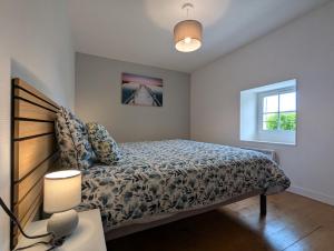 Postel nebo postele na pokoji v ubytování Maison charentaise
