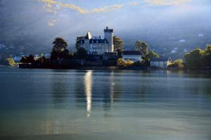 a castle on an island in the middle of a lake at Rare : au bord du lac d’Annecy, cosy appartement en rez de jardin avec terrasse privative in Duingt
