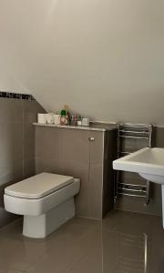 伦敦2 bed flat, sleeps 8, driveway, 5 Mins to Brixton的带马桶和水槽的浴室