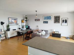 ein Wohnzimmer mit Sofa und Tisch in der Unterkunft Wonderful sea view apartment in Nizza