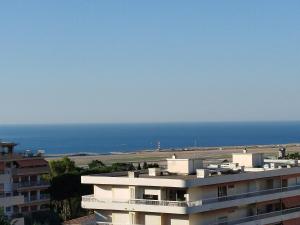 ein Blick auf das Meer von einem Gebäude aus in der Unterkunft Wonderful sea view apartment in Nizza