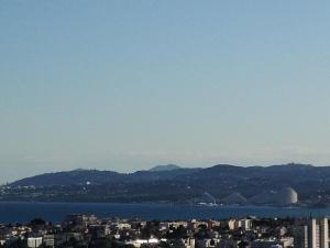 Blick auf die Stadt und einen Wasserkörper in der Unterkunft Wonderful sea view apartment in Nizza + 2 Fotos