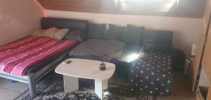 a small room with a bed and a table at Mo WG in Hemmingen