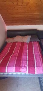 a bed with a pink and white blanket on it at Mo WG in Hemmingen +1 photo