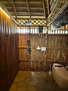 Ένα μπάνιο στο The Bamboo Villas 1 +2 φωτογραφίες