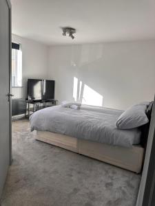 Un pat sau paturi într-o cameră la Spacious Double near City Centre