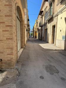 an empty alley with a brick building at Da nonno filuccio in San Severo