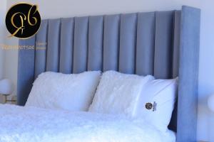 1 cama con almohadas blancas en Rearabetsoe Guest House, en Maputsoe