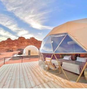 una tienda de campaña encima de una terraza en el desierto en Wadi Rum Luxurious Camp View, en Wadi Rum 19 fotos más