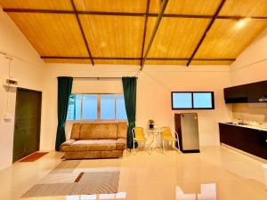 una sala de estar con un sofá y una mesa en The House Pai 1-3, en Pai 9 fotos más