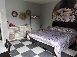 Un pat sau paturi într-o cameră la Meerdaal +15 fotografii