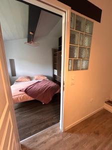 a bedroom with a bed and a mirror at Chambre indépendante au pied de la Rhune in Urrugne
